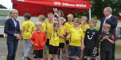 Doris Schröder-Köpf und Stefan Schostok mit den Kindern des Fußballturniers