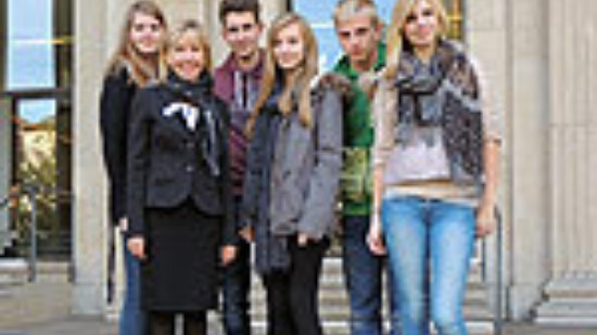 Die fünf Alfelder Schülerinnen und Schüler mit Doris Schröder-Köpf vor dem Landtagsgebäude